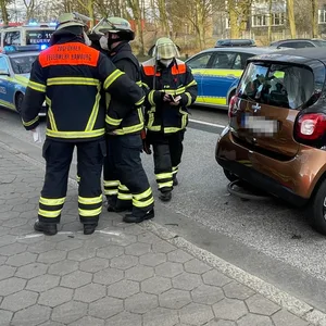 Feuerwehrleute am Unfallort in Hamburg-Rahlstedt.