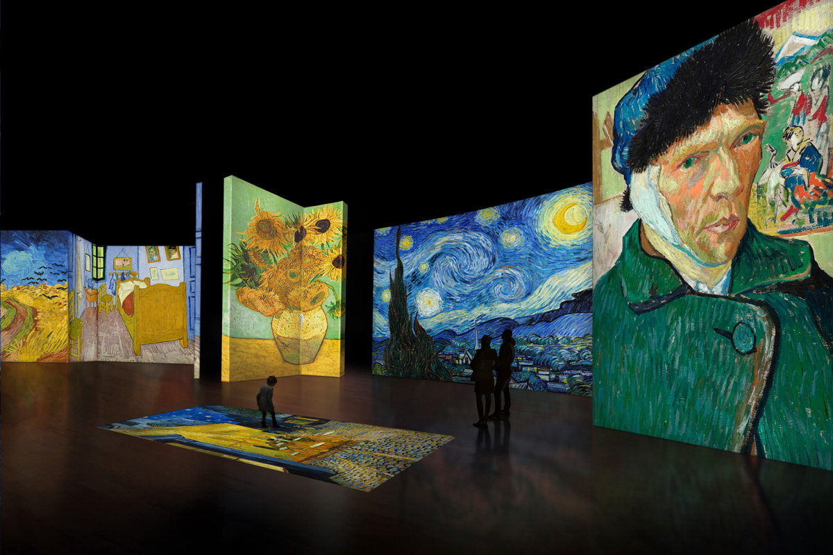 Auf mehreren großen LED-Leinwänden sind Bilder von Van Gogh zu sehen