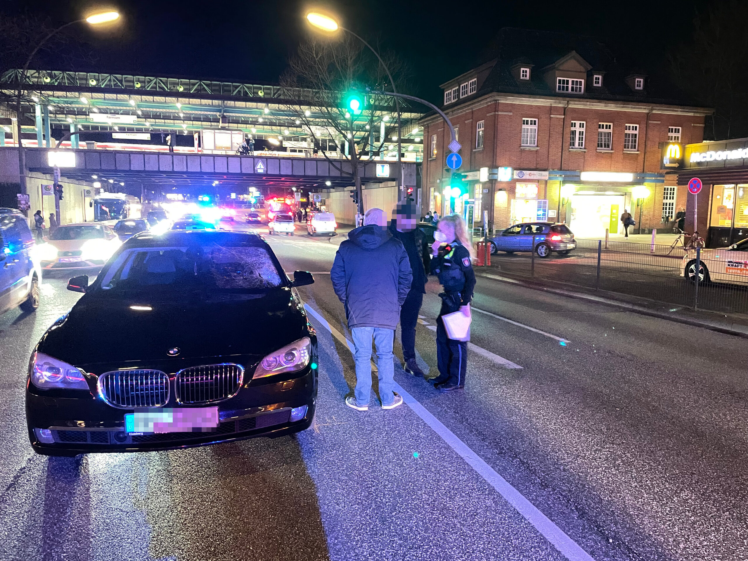 Der Unfallwagen nahe der U-Bahnhaltestelle Farmsen.