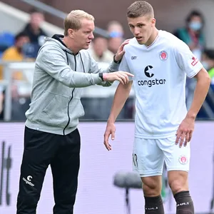 St. Pauli-Trainer Timo Schultz (l.) mit Jakov Medic, der am Freitag die Elfer-Diskussionen verursachte.