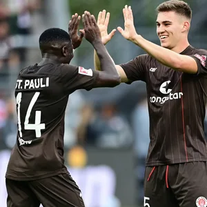 Afeez Aremu (l.) gratuliert Marcel Beifus zu seinem Tor zum 3:0-Endstand gegen Dresden.