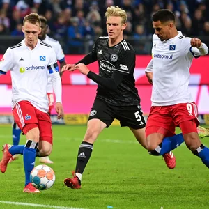 Die HSV-Profis Sebastian Schonlau und Robert Glatzel gegen Düsseldorfs Christoph Klarer