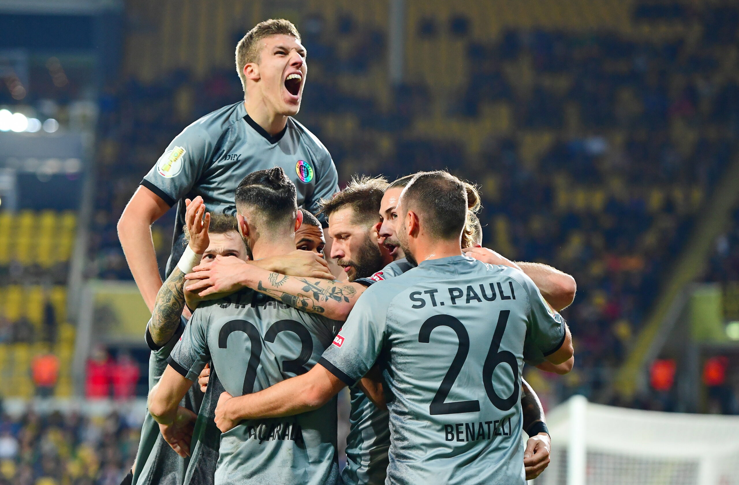 Im DFB-Pokal gewann St. Pauli im Oktober 3:2 nach Verlängerung in Dresden.