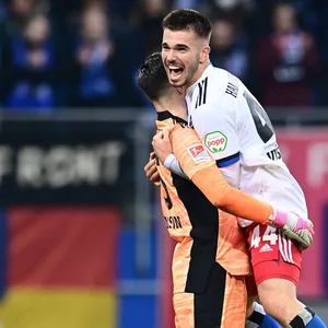 Die HSV-Profis Mario Vuskovic (r.) und Keeper Marko Johansson.