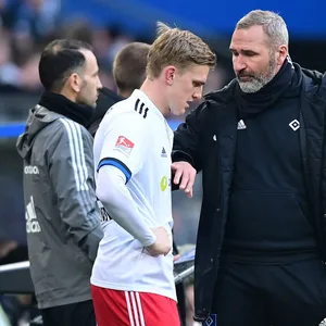 HSV-Trainer Tim Walter und Stürmer Mikkel Kaufmann (l.)