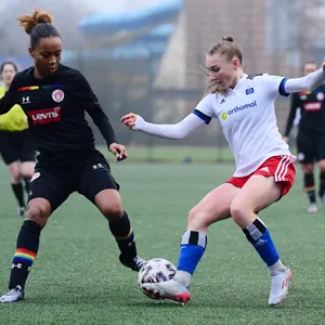 Im Hinspiel traf St. Paulis Verteidigerin Midou Loubongo (l.) auf Sophie Nachtigall.
