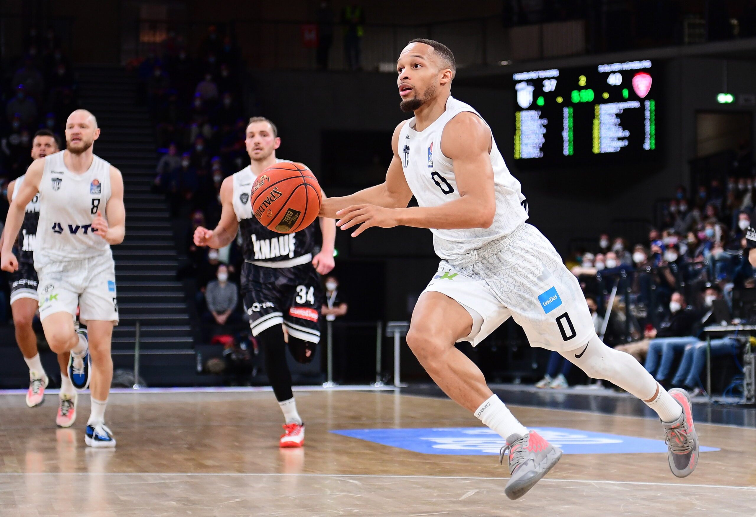 Jaylon Brown beim Zug zum Korb