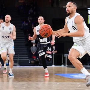 Jaylon Brown beim Zug zum Korb