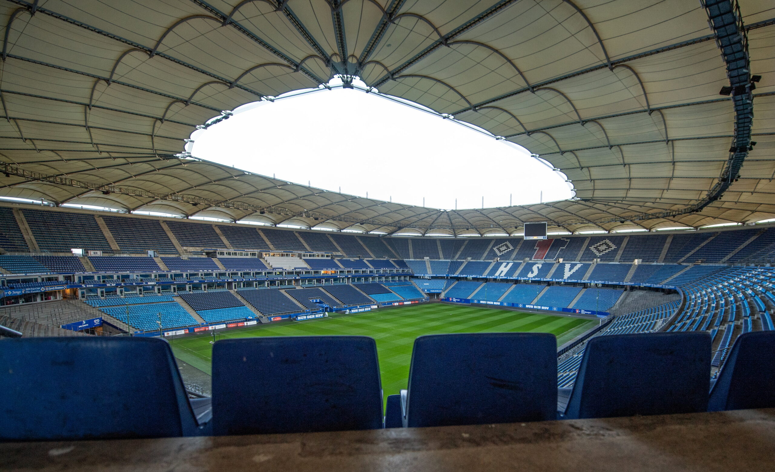 Das Hamburger Volksparkstadion, die Heimspielstätte des HSV