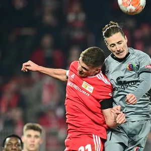 Zum Pokalspiel bei Union Berlin rückte Jackson irvine (r.) erstmals auf die Sechs.
