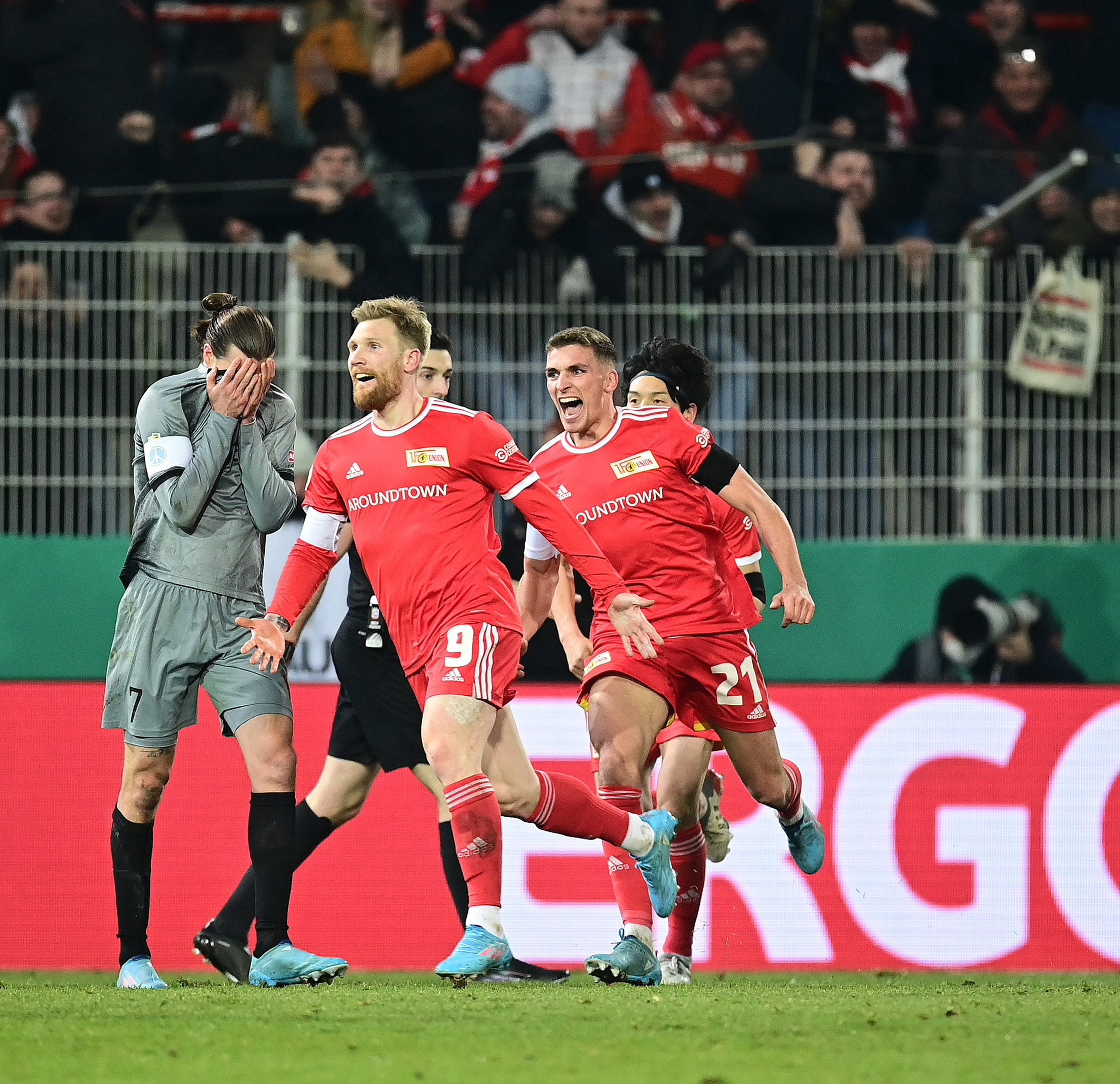 Jackson Irvine (l.) kann's nicht fassen: Trotz Führung verliert St. Pauli im DFB-Pokal 1:2 bei Union Berlin.