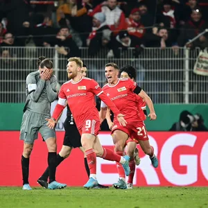 Jackson Irvine (l.) kann's nicht fassen: Trotz Führung verliert St. Pauli im DFB-Pokal 1:2 bei Union Berlin.