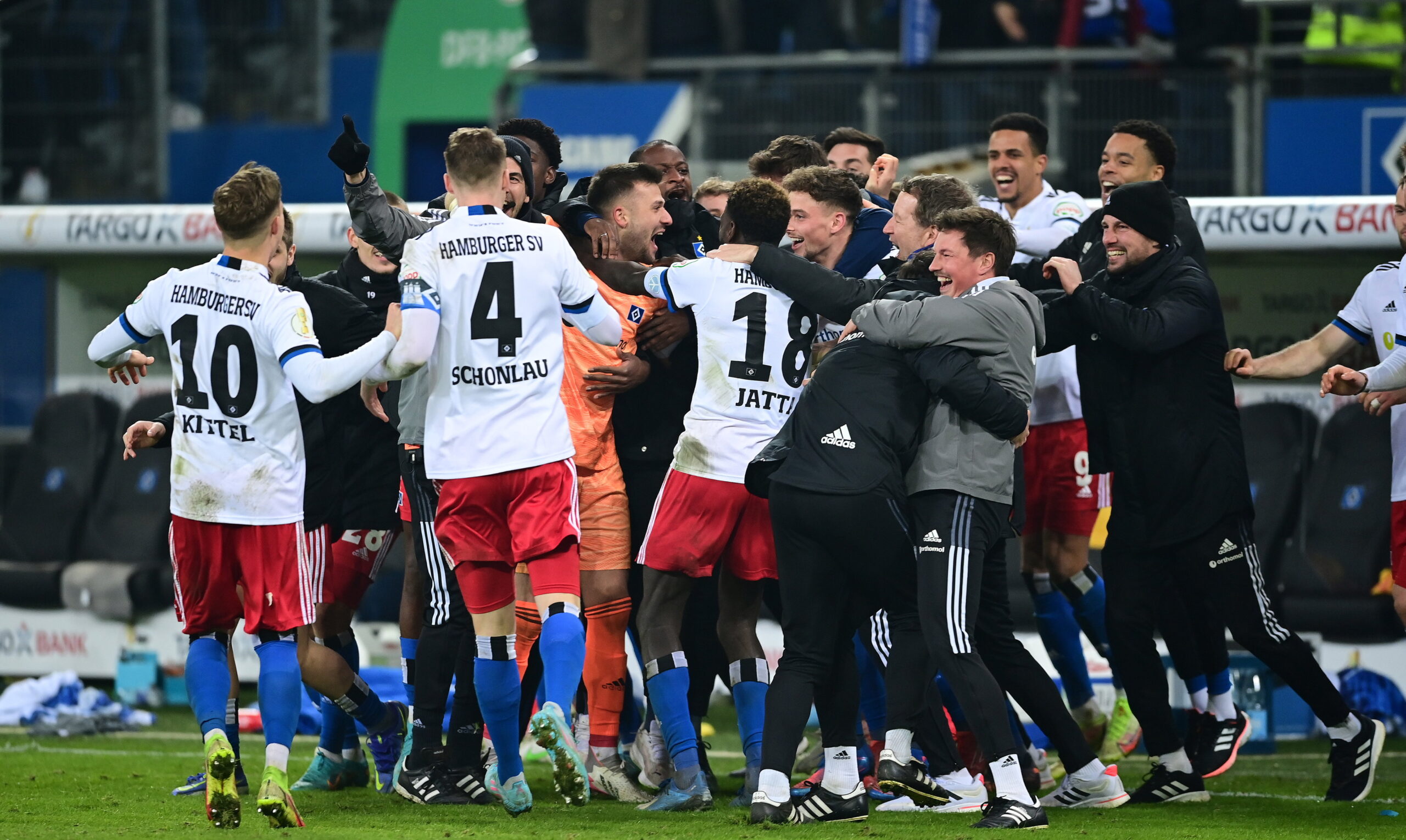Jubeltraube: Die HSV-Pokalhelden feiern den Einzug ins Halbfinale.
