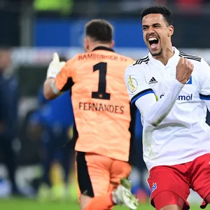 Die HSV-Profis Daniel Heuer Fernandes (l.) und Robert Glatzel