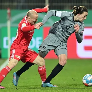 St. Pauli-Profi Jackson Irvine gegen Union Berlins Sven Michel