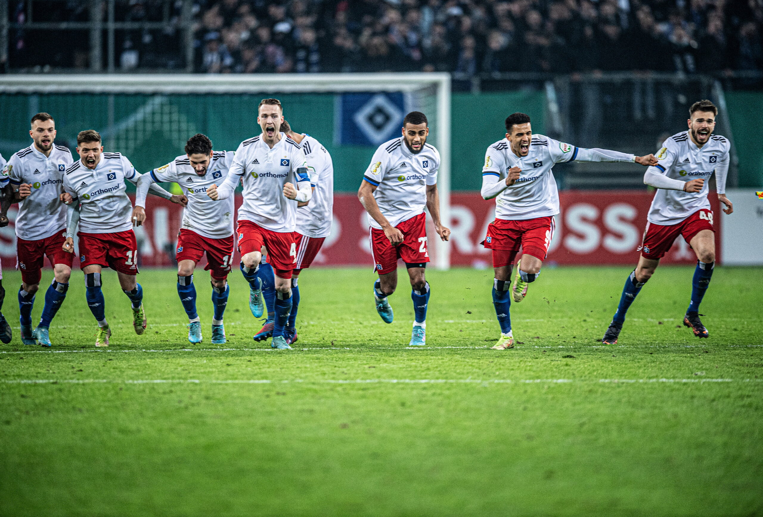 Die HSV-Profis bejubeln den Pokal-Erfolg gegen Karlsruhe