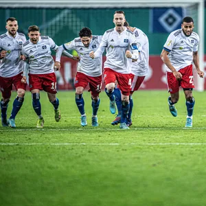 Die HSV-Profis bejubeln den Pokal-Erfolg gegen Karlsruhe