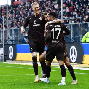 St. Pauli-Profis jubeln gegen Karlsruhe