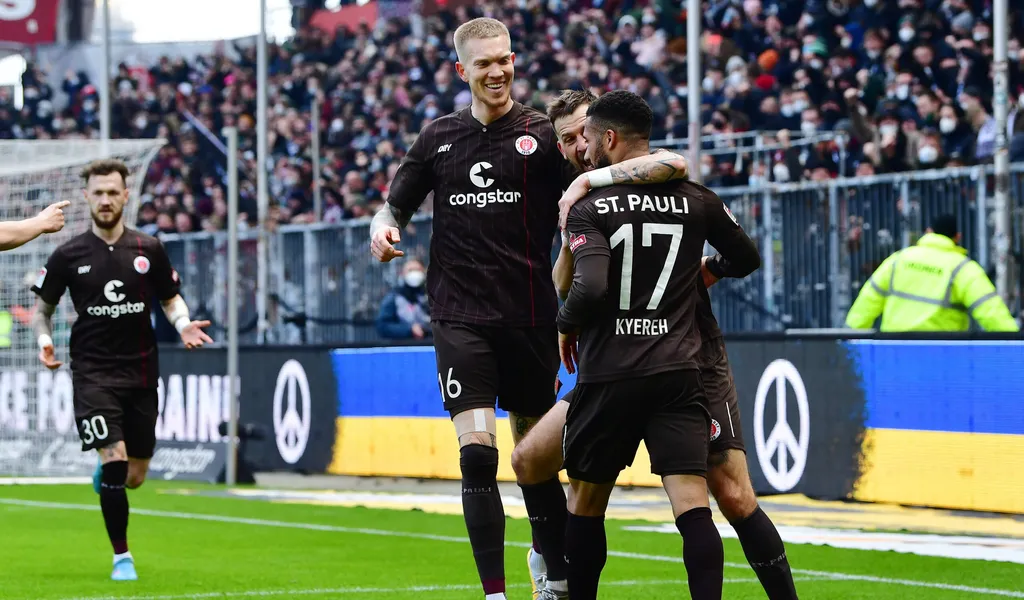 St. Pauli-Profis jubeln gegen Karlsruhe