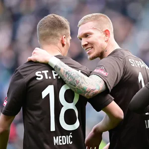 Simon Makienok (r.) freut sich mit Jakov Medic über den Sieg gegen Karlsruhe.