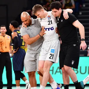 Justus Hollatz musste nach einem Crash mit Oldenburgs TJ Holyfield vom Feld gestützt werden.