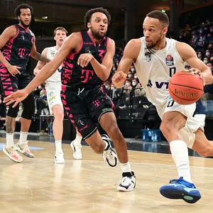 Jaylon Brown von den Hamburg Towers beim Dribbling