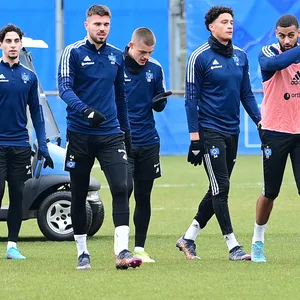 Versprechen für die Zukunft, schon jetzt wichtig auf dem Platz: Ludovit Reis (2.v.l.), Mario Vuskovic (3.v.l.) und Josha Vagnoman (r.) sind die wertvollsten Talente im Kader des HSV.