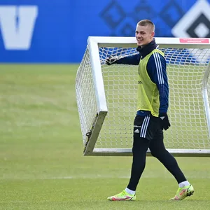 Statt das Tor zu verteidigen, konnte es Miro Muheim zuletzt im Training nur tragen. Der Außenverteidiger ist angeschlagen.
