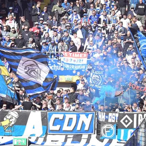 Die HSV-Ultras im Gäste-Block in Düsseldorf