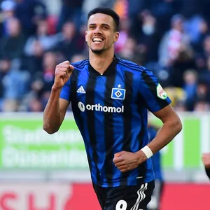 Robert Glatzel jubelt über seinen späten HSV-Treffer zum Ausgleich in Düsseldorf.