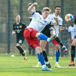 HSV-Stürmer Mikkel Kaufmann (l.) beim 4:5 im Test gegen Viborg.