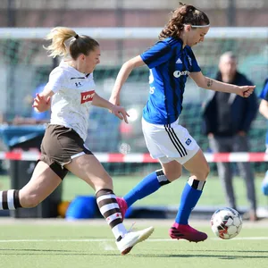 Verena Maria Mannes (St. Pauli) und Larissa Muehlhaus (HSV) im Frauen-Derby