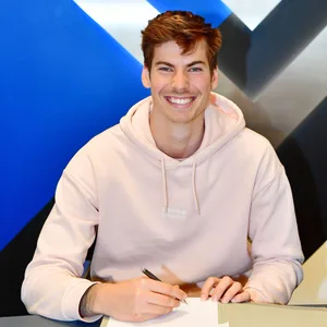 Maximilian Rohr unterschreibt seinen neuen HSV-Vertrag