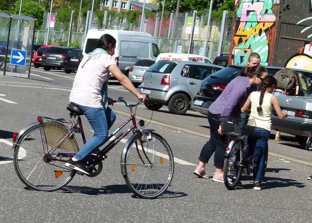 Frauen fahren Fahrrad