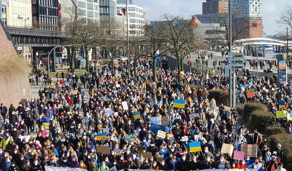 Demo Ukraine Landungsbrücken Hamburg