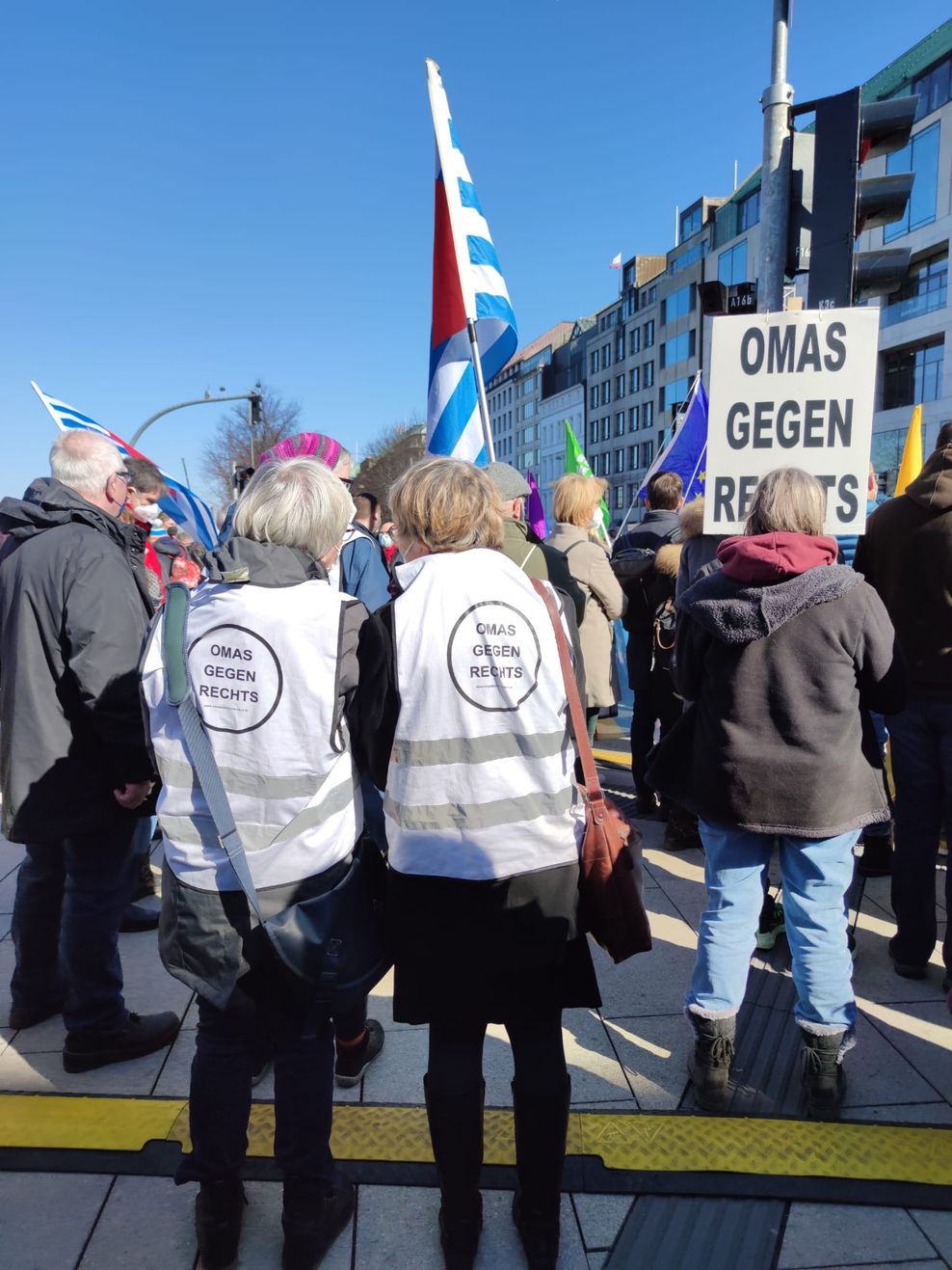 Demo Ukraine Hamburg Omas gegen Rechts