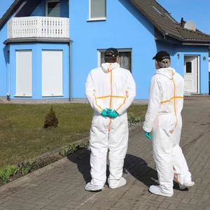 Kripo-Ermittler vor dem Haus der Familie im Landkreis Rostock.