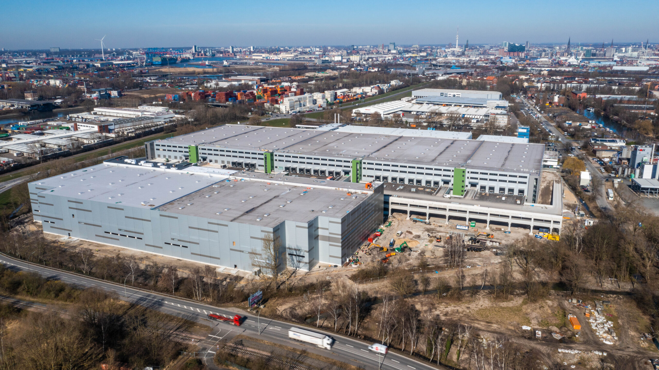 123.000 Quadratmeter Platz auf zwei Etagen: Die Logistikhalle „Mach2“ in Hamburg-Wilhelmsburg.