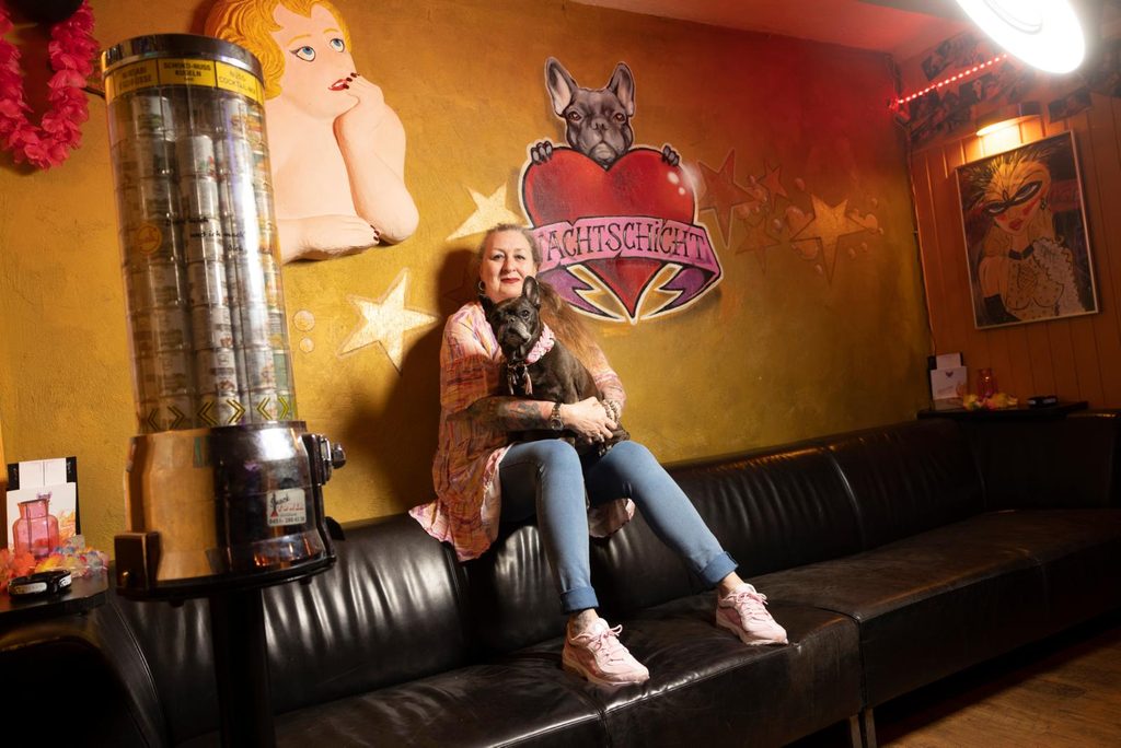 Kleine Pause: Micky kuschelt mit Diva – der Hund ist ihr Ein und Alles.