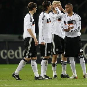 Marvin Compper (r.) absolvierte 2008 ein Länderspiel für Deutschland.
