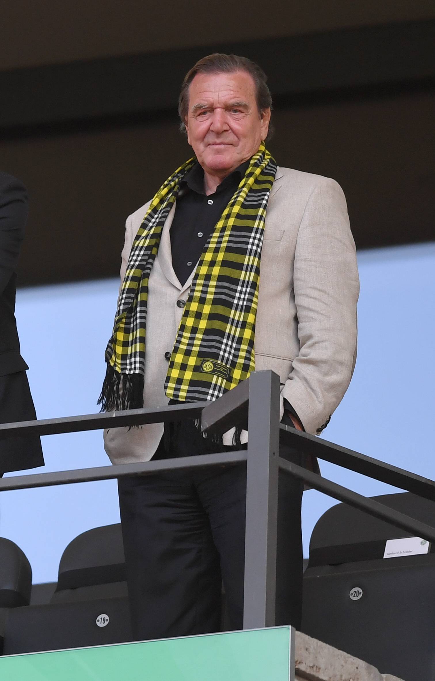 2017 verfolgte Gerhard Schröder im Berliner Olympiastadion, wie Borussia Dortmund den DFB-Pokal gewann.