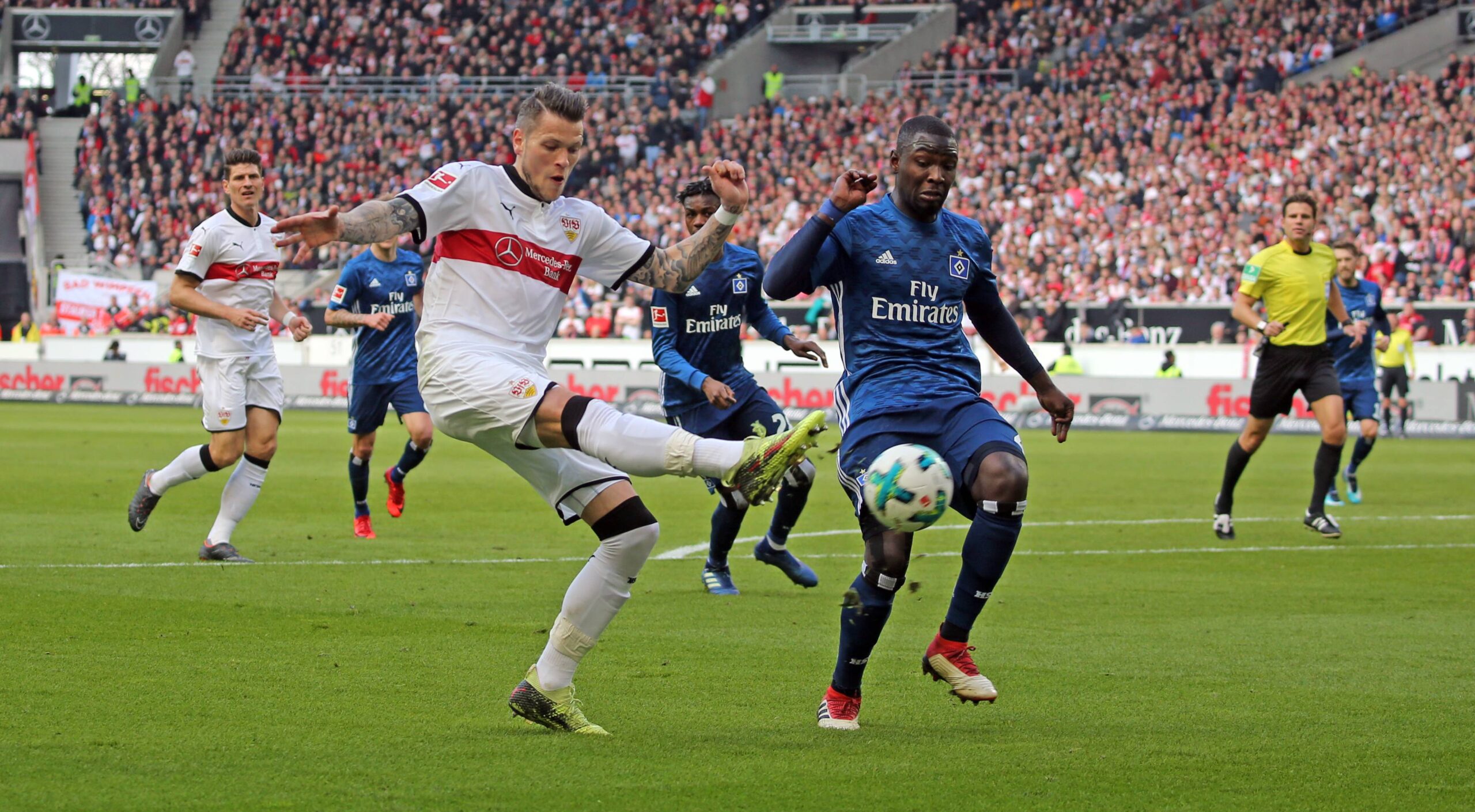 2018 traf Daniel Ginczek (l., hier gegen Stephan Ambrosius) für Stuttgart gegen den HSV.