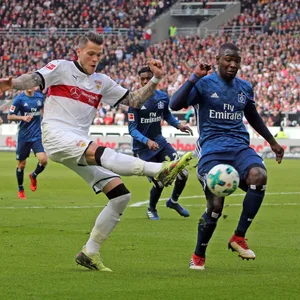 2018 traf Daniel Ginczek (l., hier gegen Stephan Ambrosius) für Stuttgart gegen den HSV.