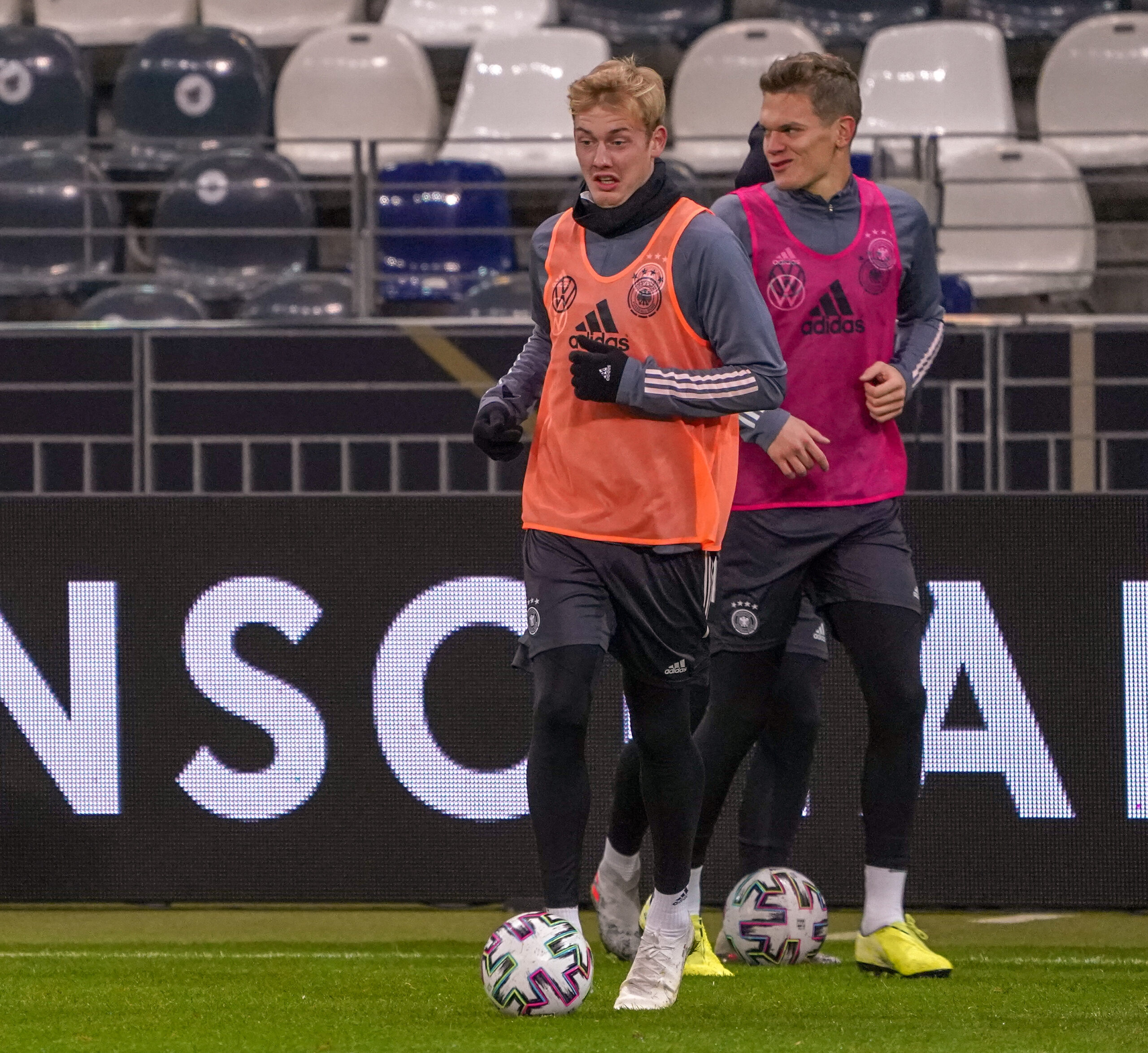 Julian Brandt (l.) und Matthias Ginter sind nun beide beim DFB-Lehrgang dabei.