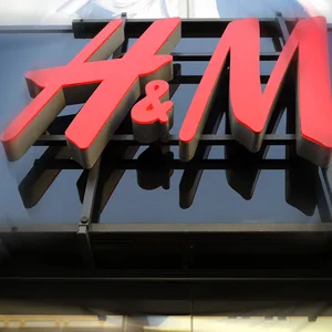 Schild an einer Filiale des Modekonzerns H&M in Hamburg