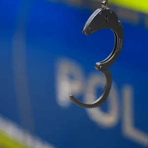 Polizei mit Handschellen