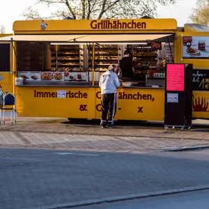 Während der Fahrt fing ein Broiler-Imbiss im Kreis Rostock Feuer.