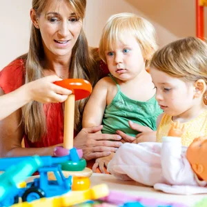 Eine Erzieherin mit kleinen Kindern