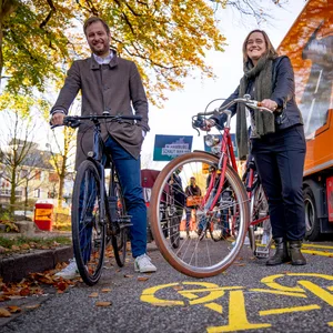 Verkehrssenator Anjes Tjarks (Grüne) und die Beauftragte für die Mobilitätswende, Kirsten Pfaue, bei der Eröffnung der Pop-Up-Bikelane an der Max-Brauer-Straße.