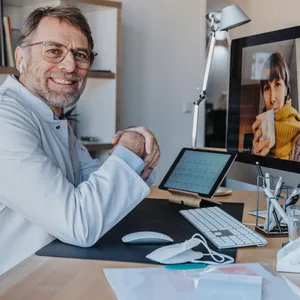 Arzt bei Video Sprechstunde